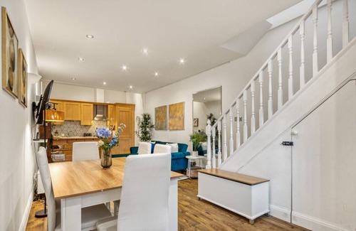 Bow Apartment | Vibrant 2-Bed by Bow