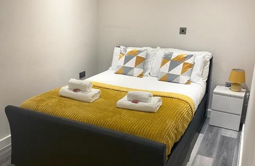 Sheldon Apartment | Vibrant 2 Bedroom Apartment - BHX Airport
