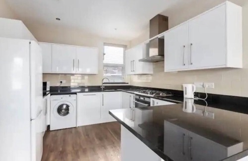 Croham Apartment | Vibrant and cozy 2bed London apartment