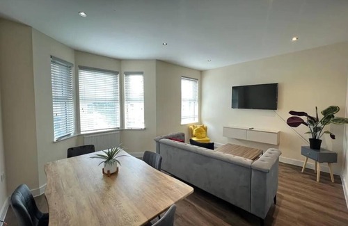 Croham Apartment | Vibrant and cozy 2bed London apartment