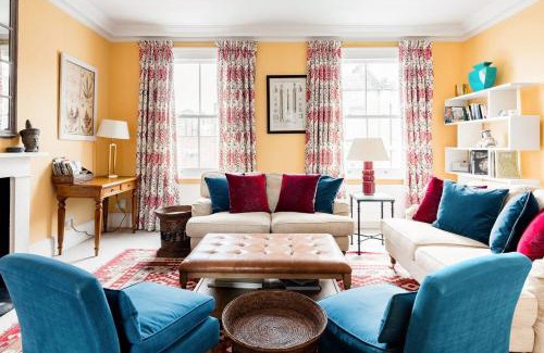 Redcliffe Apartment | Vibrant Apartment with a Patio in Chelsea
