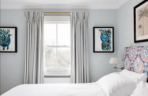 Redcliffe Apartment | Vibrant Apartment with a Patio in Chelsea