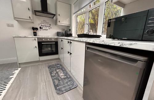 Acocks Green Apartment | Vibrant Bungalow 2 Bedroom Flat with secure private parking