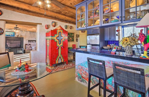 Arroyo Hondo House | Vibrant 'Casa Coyote' Near John Dunn Bridge!