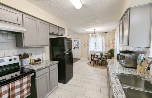 Missouri City House | Vibrant Getaway – Say Hello to the Best of Houston! Quiet 4 BDR, Dog Friendly!