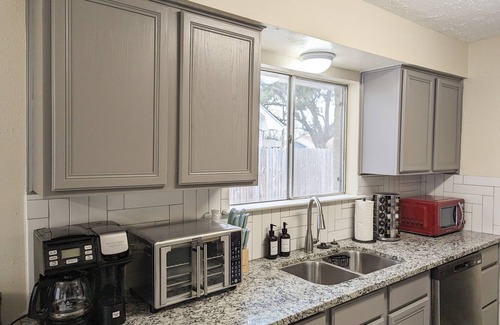 Missouri City House | Vibrant Getaway – Say Hello to the Best of Houston! Quiet 4 BDR, Dog Friendly!