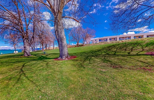 Polson Condo | Vibrant retreat with furnished patio - across the street from Flathead Lake