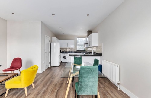 Croham Apartment | Vibrant & Spacious Top Floor Apartment