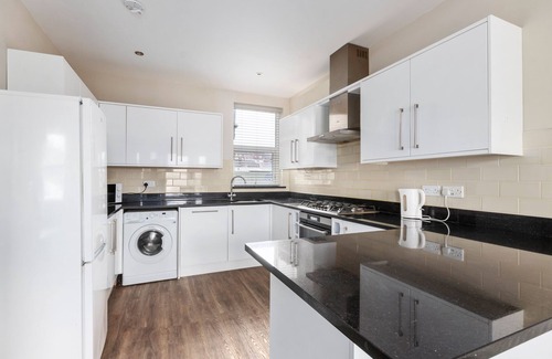 Croham Apartment | Vibrant & Spacious Top Floor Apartment