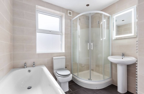 Croham Apartment | Vibrant & Spacious Top Floor Apartment