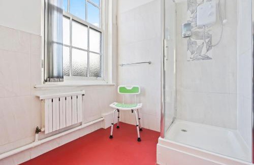 Dudley Apartment | Vibrant, spacious studio with Parking and Netflix