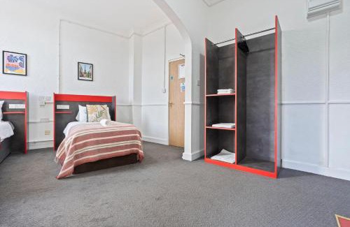 Dudley Apartment | Vibrant, spacious studio with Parking and Netflix