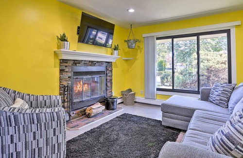 Teaneck House | Vibrant Teaneck Home ~ 12 Mi to Manhattan!
