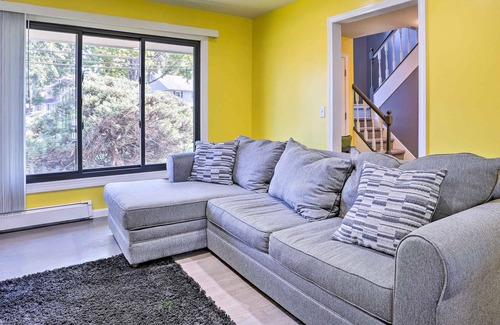 Teaneck House | Vibrant Teaneck Home ~ 12 Mi to Manhattan!