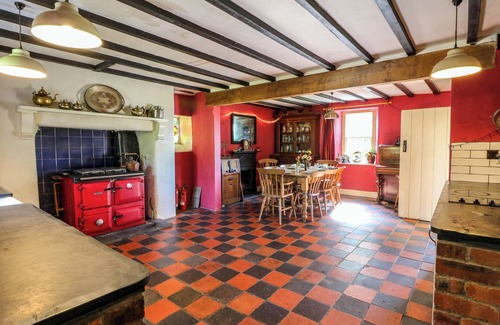 Llanybydder House | VICTORIAN FARMHOUSE, pet friendly, with hot tub in Llanybydder