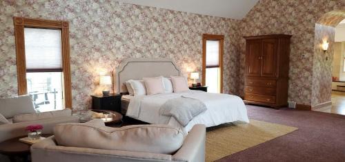 Millersburg House | Victorian Suite by Amish Country Lodging