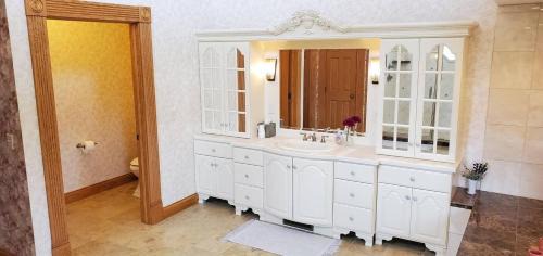 Millersburg House | Victorian Suite by Amish Country Lodging