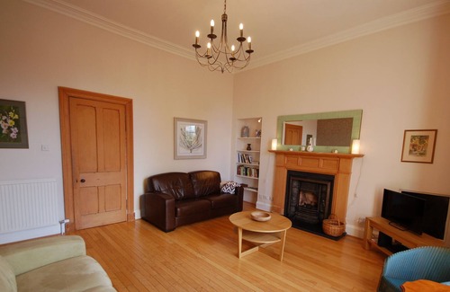 Merchiston Apartment | Victorian Villa - Lovely 2 Bedroom City Apartment with Parking