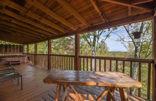 Gatlinburg - Pigeon Forge House | View! Cozy, Private, Fireplace, Hot Tub Log Cabin, Honeymoon!