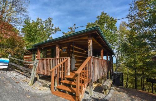 Gatlinburg - Pigeon Forge House | View! Cozy, Private, Fireplace, Hot Tub Log Cabin, Honeymoon!