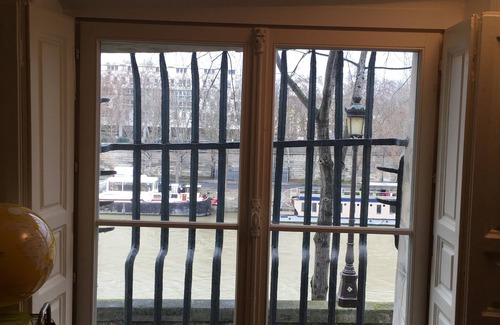 Les Iles Apartment | view of the seine island saint louis 2 pieces of character