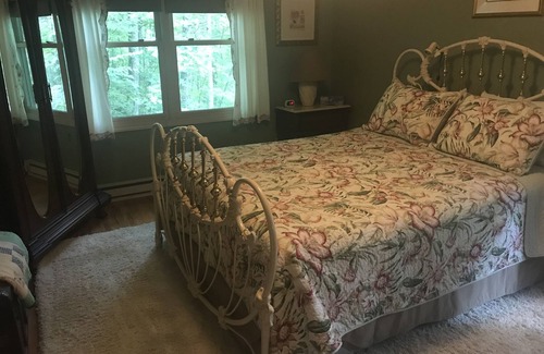 Glenville Cottage | View The Lake Among Hummingbirds And Butterflys