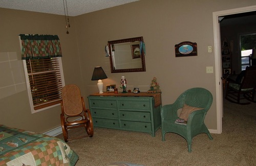 Glenville Cottage | View The Lake Among Hummingbirds And Butterflys