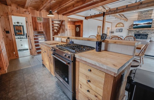 Stratton Mountain House | Views for Days | A/C | Hot Tub | Sauna | Close to Swimming, Golfing, Hiking!
