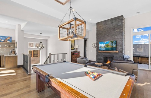 Baldy Mountain House | Views|Hot Tub| Luxury|Free Bus Route
