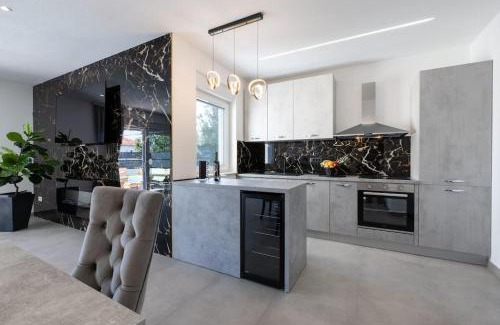 Kastel Novi Apartment | Vila MaMe apartman s privatnim bazenom, besplatnim parkingom i wi - fi