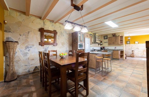 San Bartolome de Tirajana Ski Chalet | Villa in Maspalomas with Heated Pool & Sports
