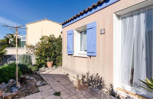 Saint-Pierre-la-Mer Villa | Villa 3 pièces avec grand jardin, piscine collective, vue mer - FR-1-409-277