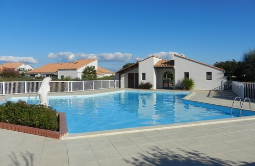Saint-Palais-sur-Mer Villa | Villa 5 people, residence with pool and tennis, 350 m from the beach, 2 bikes