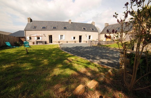 Peumerit Villa | Villa '7pers Piscine-spa Plage 4kms' with Private Terrace, Private Garden and Wi-Fi