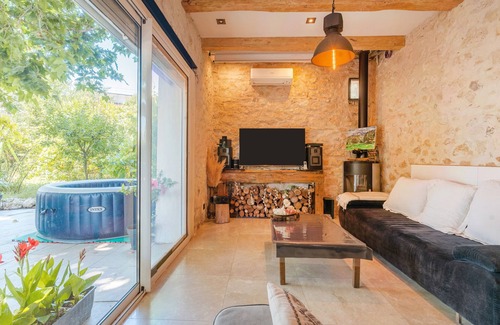 Grand Sud Villa | Villa 'Aix En Provence' with Private Terrace, Wi-Fi and Air Conditioning