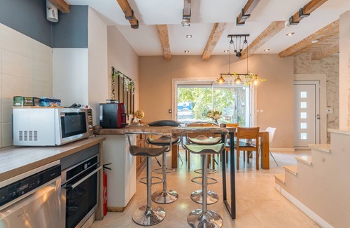 Grand Sud Villa | Villa 'Aix En Provence' with Private Terrace, Wi-Fi and Air Conditioning