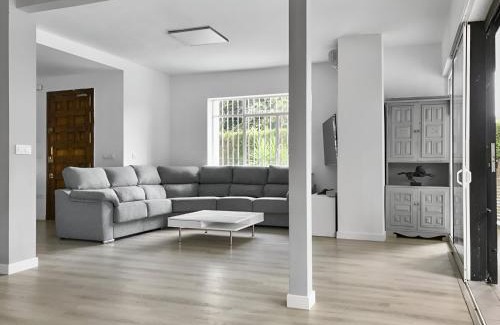 Jerez de la Frontera Villa | Villa Alamos Jerez I Piscina Salada Climatizada I BBQ I Jardines I 850m2