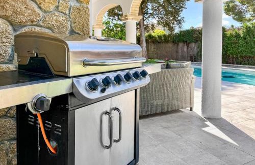 Jerez de la Frontera Villa | Villa Alamos Jerez I Piscina Salada Climatizada I BBQ I Jardines I 850m2