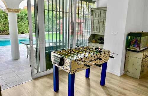 Jerez de la Frontera Villa | Villa Alamos Jerez I Piscina Salada Climatizada I BBQ I Jardines I 850m2