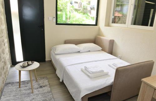 Skaljari Apartment | Villa Andrea Apartments with parking