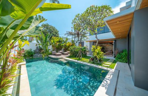 Beraban Villa | Villa Arunika - Stylish tropical 2BR Villa close to Nyanyi beach!