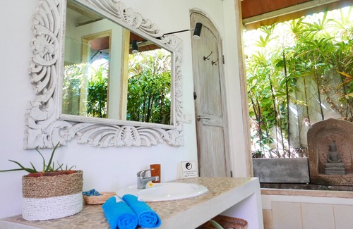 Denpasar Barat House | VILLA BALI SANTAI Guest house with continental breakfast