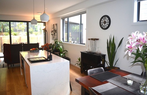 Adamstown House | Villa Bailey - Central Luxury in Newcastle