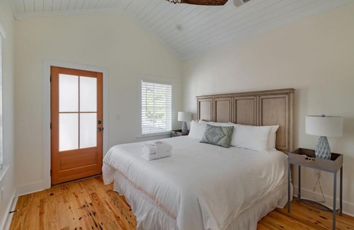 Cannonborough Elliotborough House | VILLA BLANCA GORGEOUS DOWNTOWN CHS HOME 3 king bds