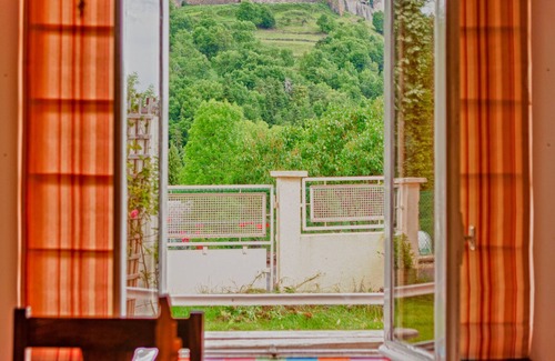 Murol House | Villa Blanche opposite the Chateau de Murol for 10/11 pers Rating 3 stars
