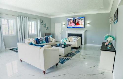 Nassau Villa | Villa By the Beach - sleeps 8 plus