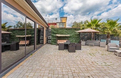 Catania Villa | Villa 'Clelia - Jacuzzi Garden' with Sea View, Whirlpool and Air Conditioning