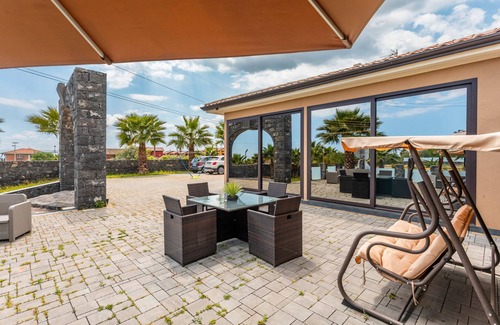 Catania Villa | Villa 'Clelia - Jacuzzi Garden' with Sea View, Whirlpool and Air Conditioning