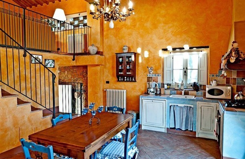 Montelupo Fiorentino Villa | Villa Collarina Grande: An elegant and welcoming two-story age-old farm house surrounded by the greenery, with Free WI-FI.
