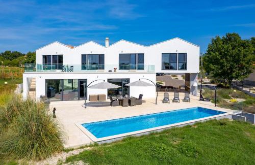 Baskoti Villa | Villa Corolan